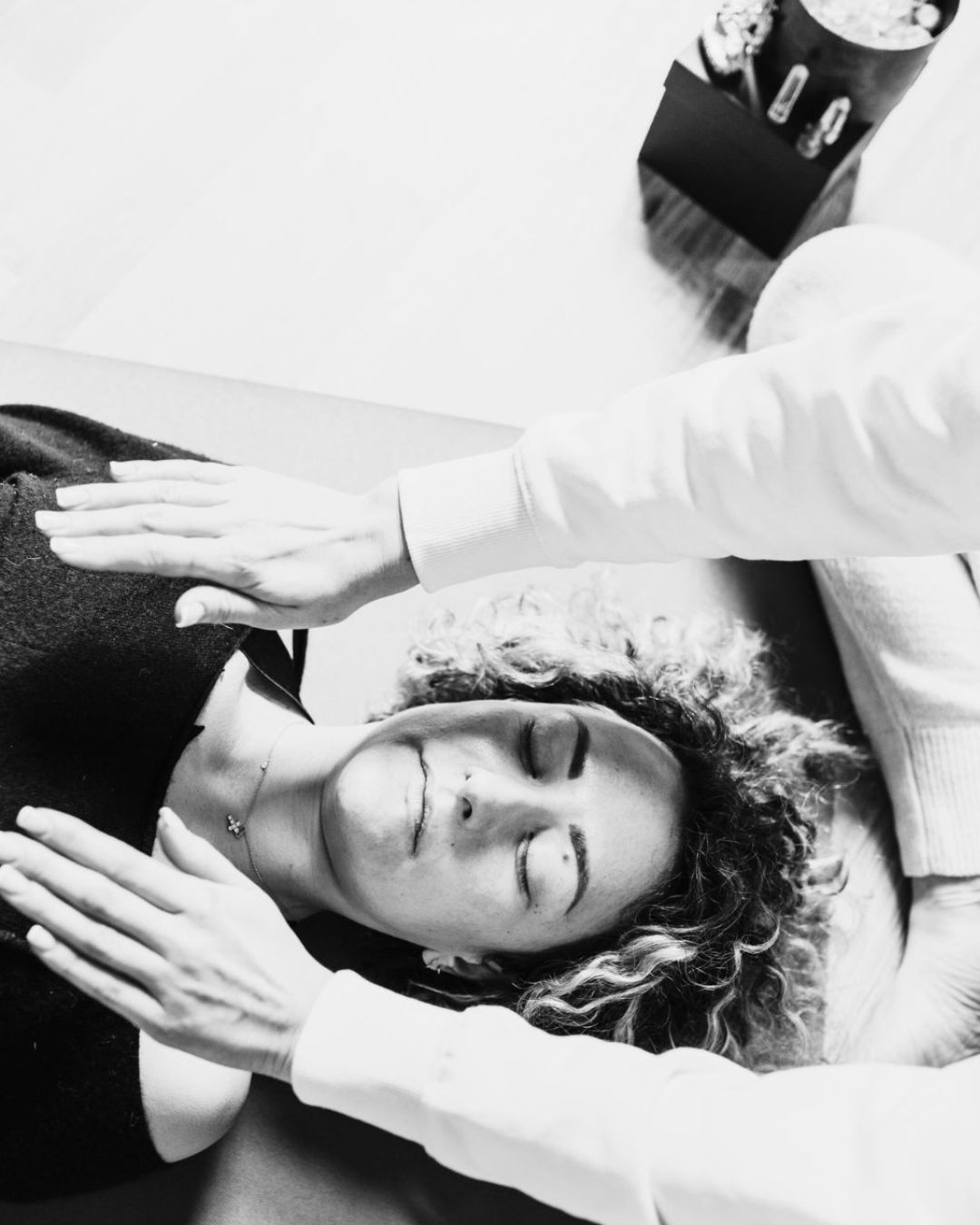 Eine Frau die einer anderen Frau Reiki gibt.